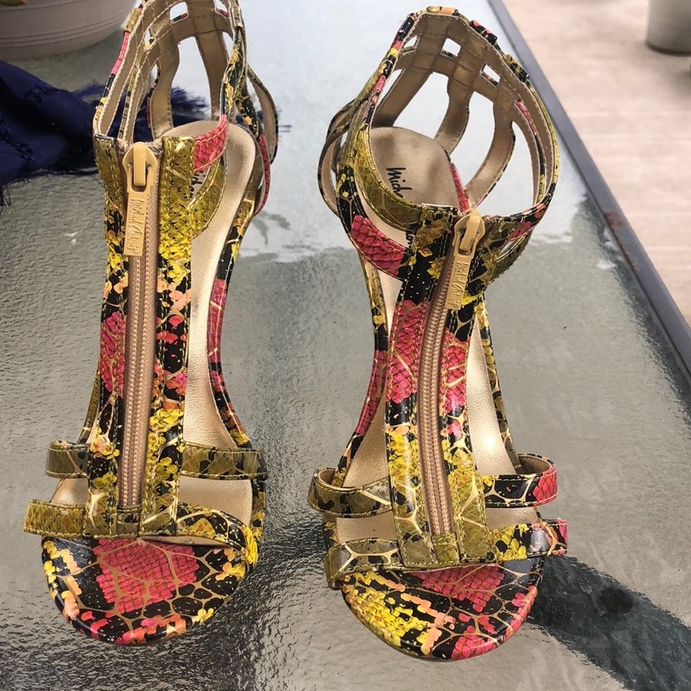 Open toe shoes
